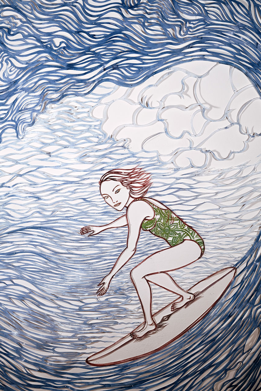 Surferin, 2024 , Scherenschnitt, 295 x 220cm, Tusche, Acryl auf Karton an Wand, Detail