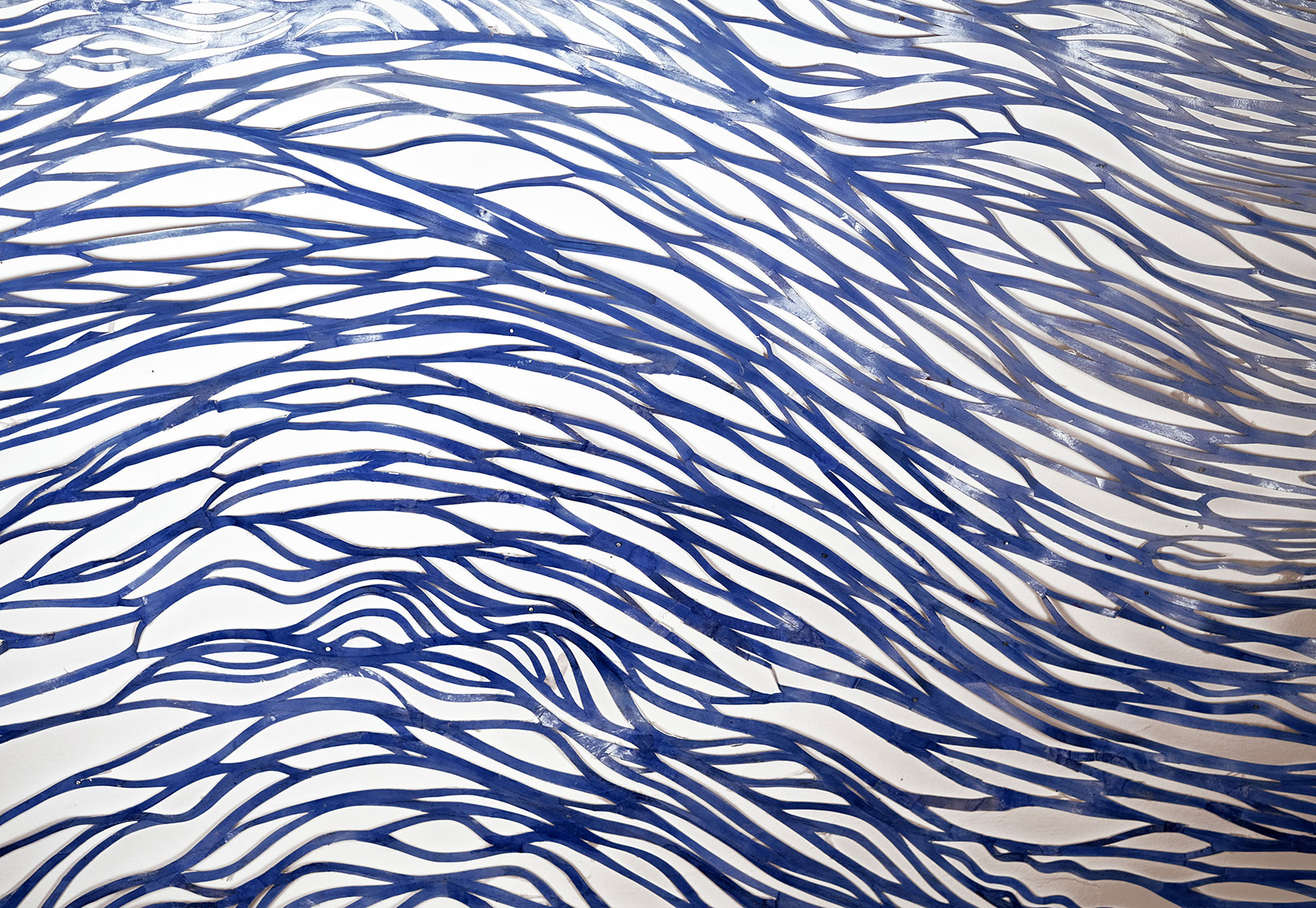Surferin, 2024 , Scherenschnitt, 295 x 220cm, Tusche, Acryl auf Karton an Wand, Detail