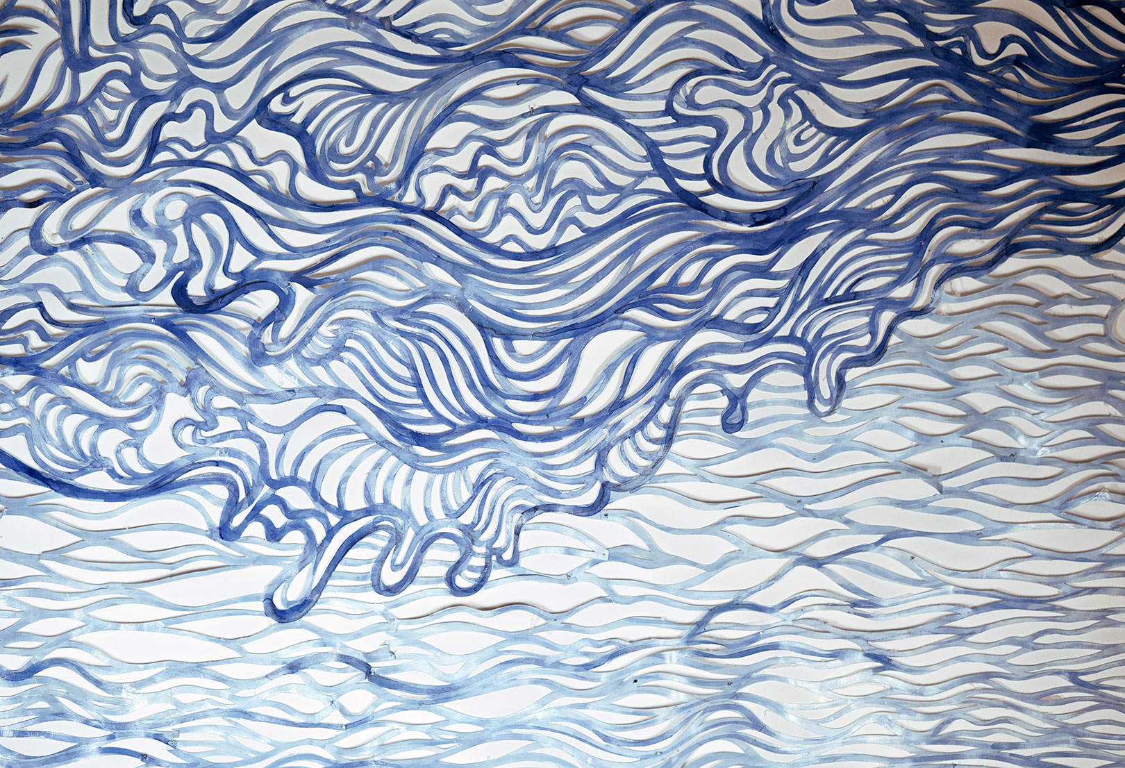 Surferin, 2024 , Scherenschnitt, 295 x 220cm, Tusche, Acryl auf Karton an Wand, Detail